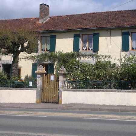 Bed and Breakfast La Maison Jaune Bouresse Exterior foto