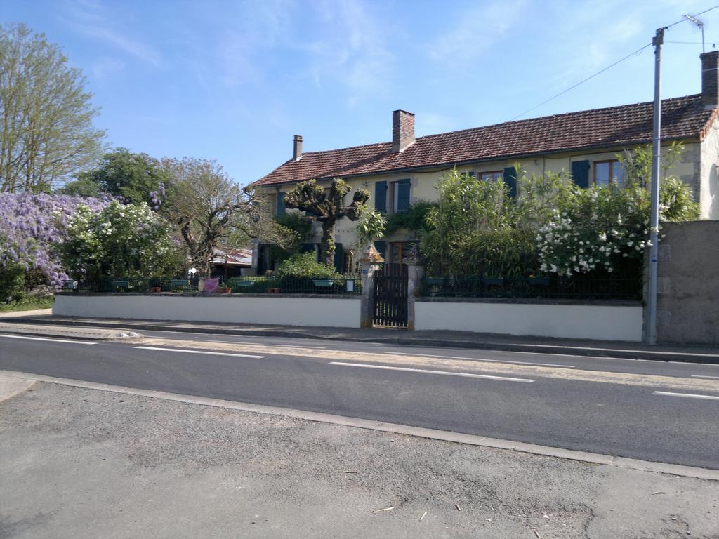 Bed and Breakfast La Maison Jaune Bouresse Exterior foto