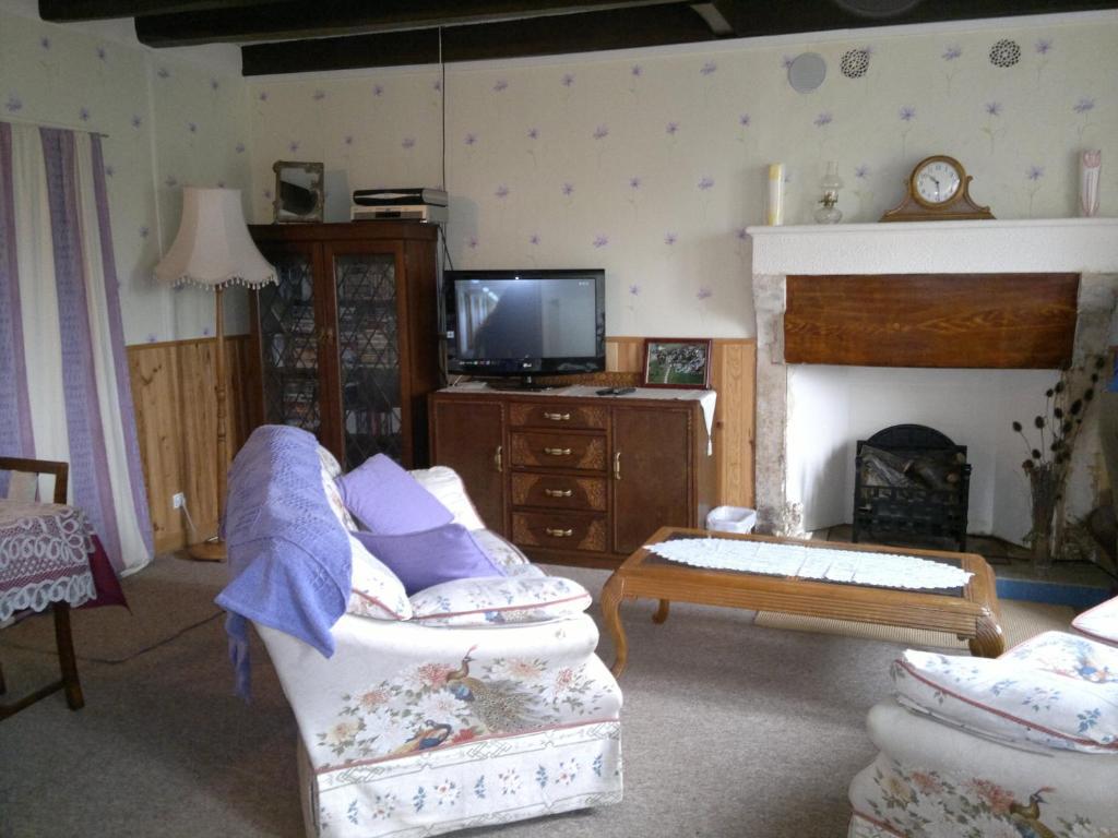 Bed and Breakfast La Maison Jaune Bouresse Exterior foto