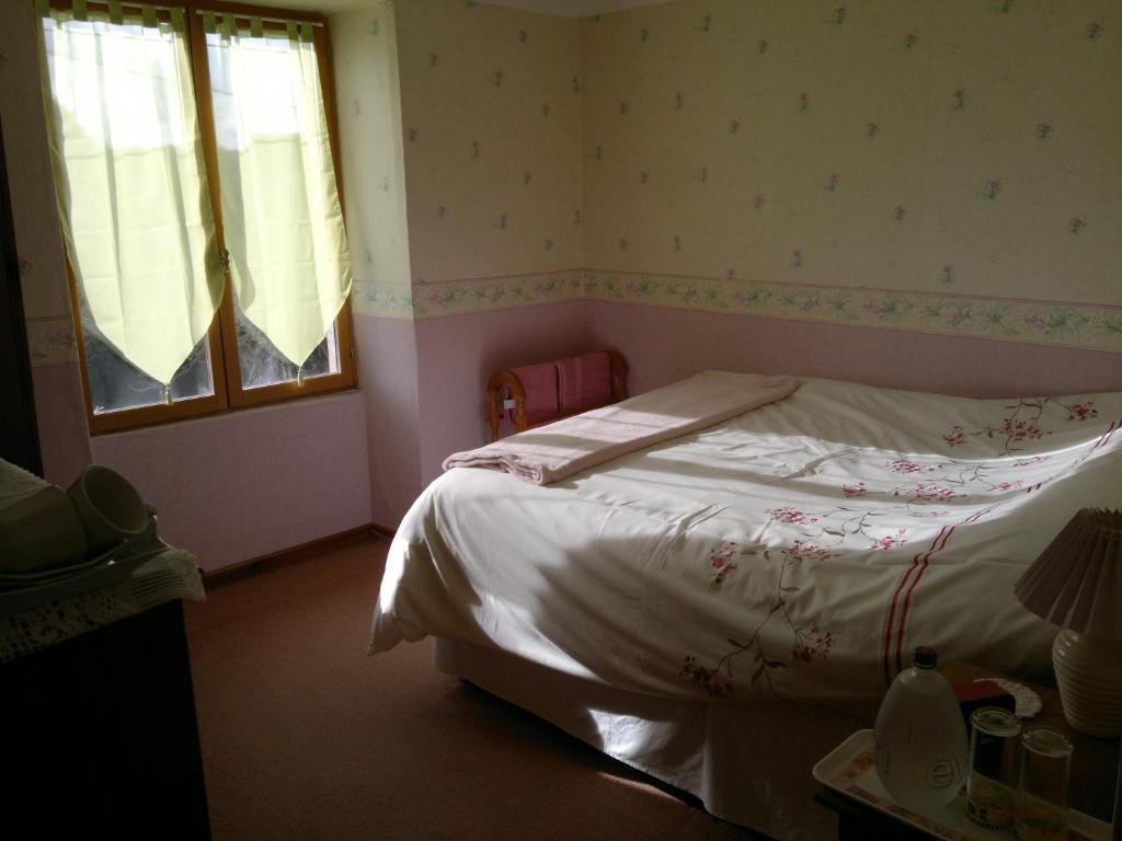 Bed and Breakfast La Maison Jaune Bouresse Zimmer foto