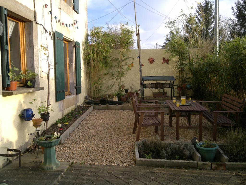 Bed and Breakfast La Maison Jaune Bouresse Exterior foto