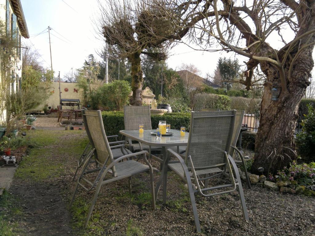 Bed and Breakfast La Maison Jaune Bouresse Exterior foto