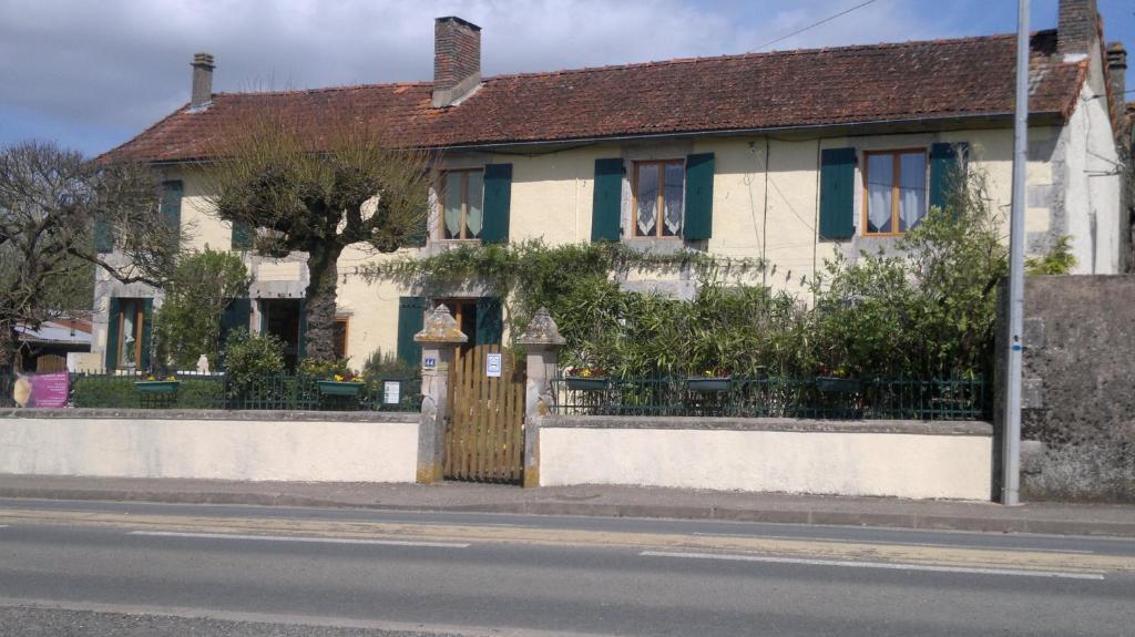 Bed and Breakfast La Maison Jaune Bouresse Exterior foto