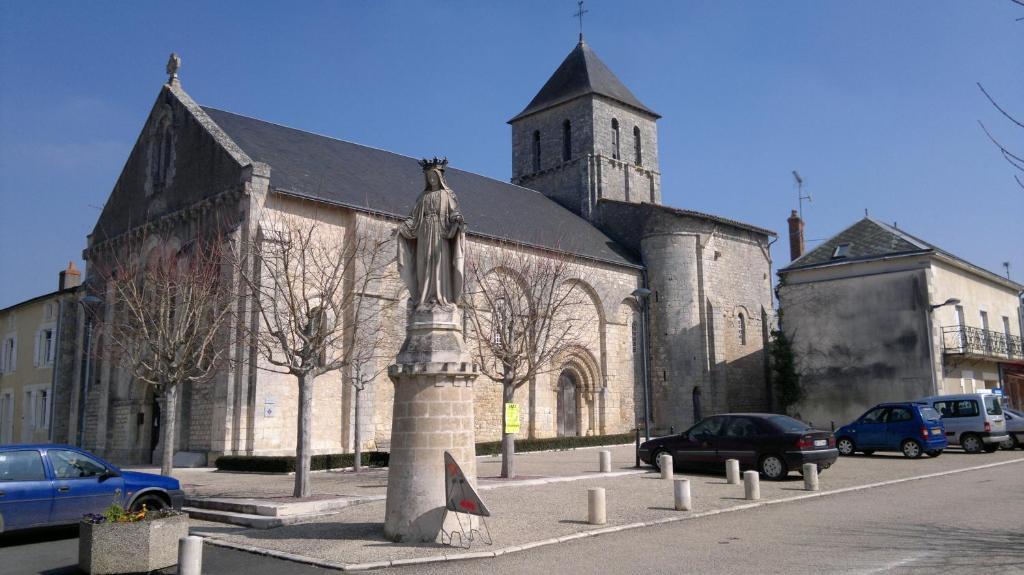 Bed and Breakfast La Maison Jaune Bouresse Exterior foto